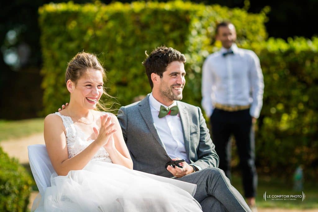 Photographe de mariage à Rennes en Ille-et-Vilaine en Bretagne - rire entre la mariée et les invités